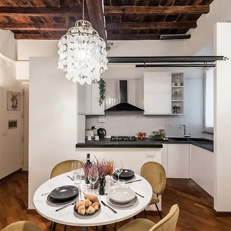 The Rent - Characteristic Three-room Near Piazza Navona